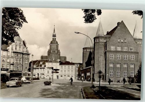 Stralsund Platz der Solidarität Omnibus Oldtimer Fahrrad