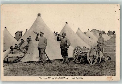 Sissonne le Reveil Trompeter Geschütz Militärcamp