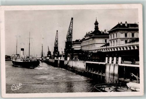 Calais Cote d Argent quitte la gare maritime Schiff Boot Kran