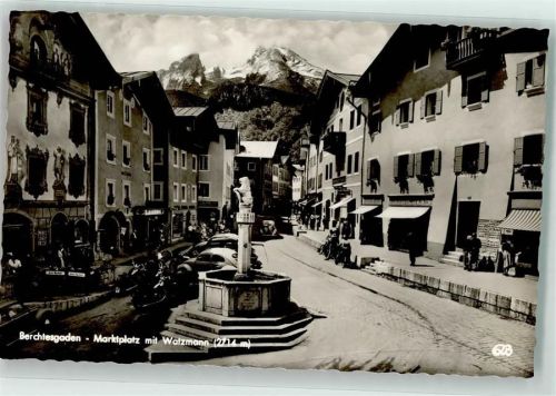 Berchtesgaden Marktplatz Brunnen Denkmal Auto