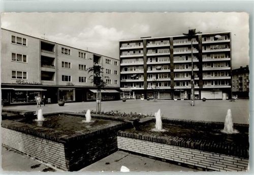 Heiligenhaus Kirchplatz Springbrunnen Hochhaus