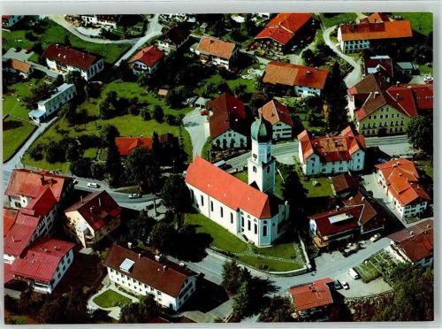 Rettenberg Fliegeraufnahme des historischen Ortskernes mit Pfarrkirche St. Stephan