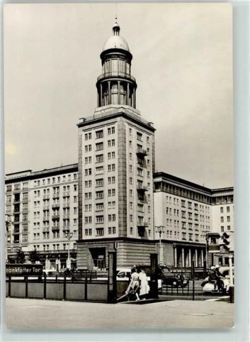 Friedrichshain Frankfurter Tor U-Bahn Haltestelle Vespa