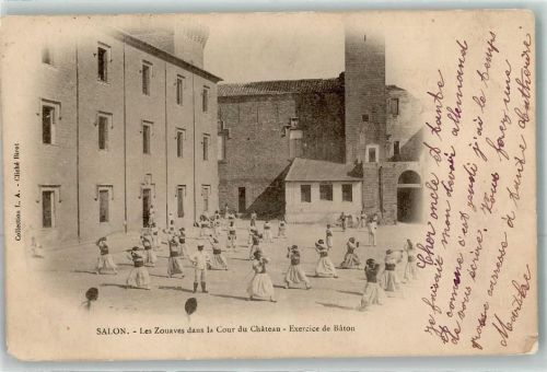 Salon-de-Provence 1902 les Zouaves dans la Cour du Chateau Exercice de Baton