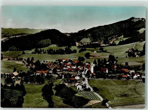 Grünenbach Fliegeraufnahme des Ortes mit Kirche St. Ottmar