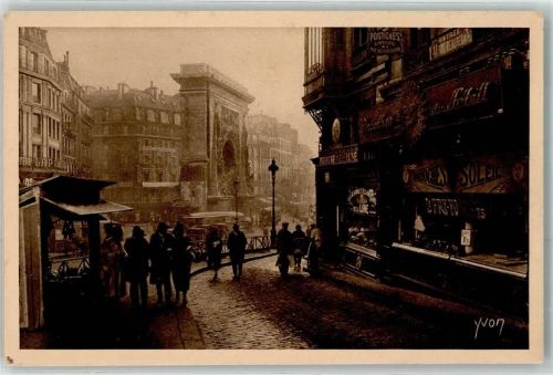 Paris la Porte Saint Martin vue de la Rue de la Lune