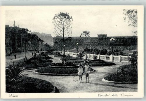 Napoli Giardini della Litoranea Kind mit Reifen