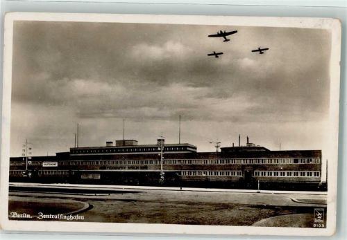 Tempelhof Fliegeraufnahme ZentralflughafenFlugzeuge