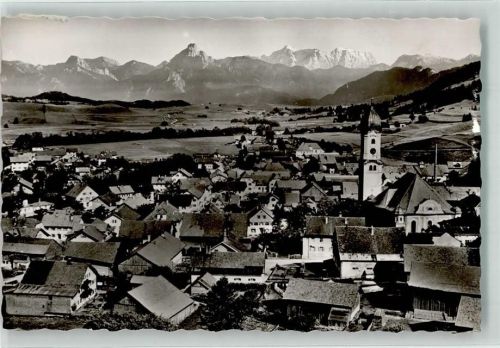 Nesselwang mit St. Andreas Kirche und Alpenpanorama