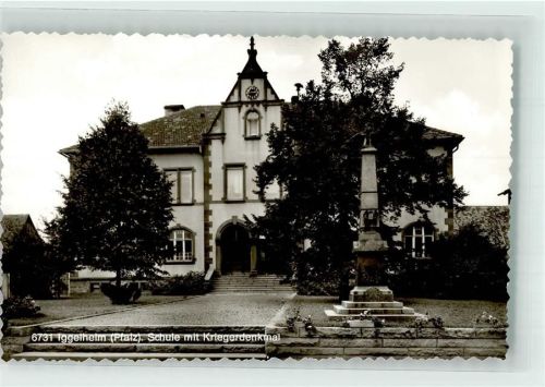67459 W6737 Böhl-Iggelheim Foto AK Schule mit Kriegerdenkmal