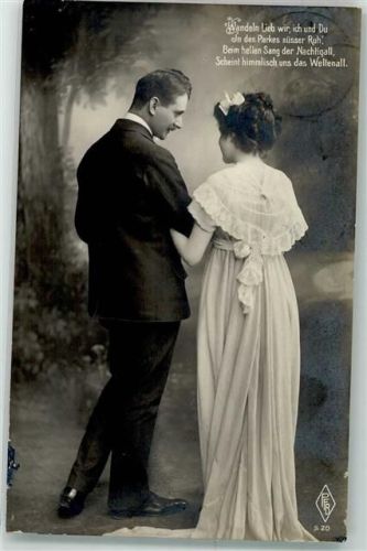 1910 Frau im langen weißen Kleid am Arm des elegant gekleideten Mannes Poesie / Liebe PFB S20