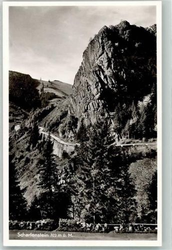 Münstertal Die Felsformation Scharfenstein mit Landstraße