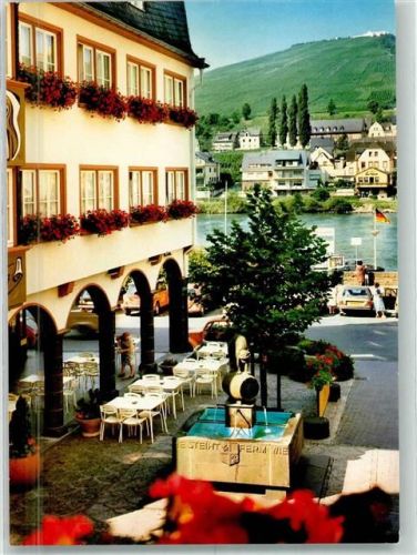 Zell Schwarze Katz Brunnen am Moselufer