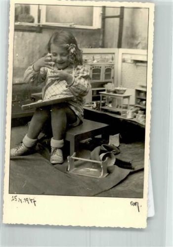 1947 Mädchen matscht glücklich in der Puppenküche