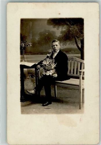Junger Mann Zigarette Bank Atelierkulisse Josef Pompe Photograph Wiener Neustadt