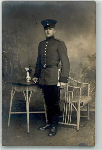 1916 Junger Soldat in Uniform mit Schirmmütze und Portepee im Fotostudio