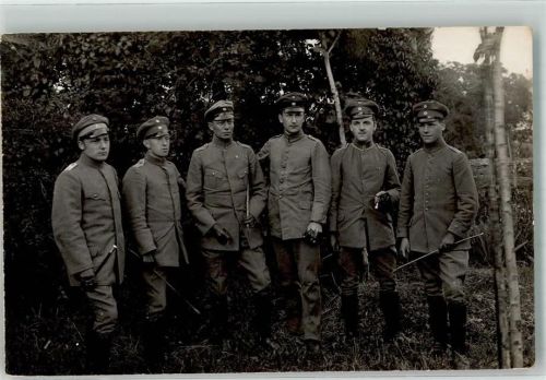 Offiziere mit Schirmmütze in Uniform