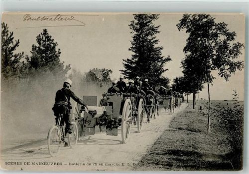 1907 Ein aufgeprotztes 75 mm Artilleriegeschütz und ein Radfahrer ziehen zum Manöver