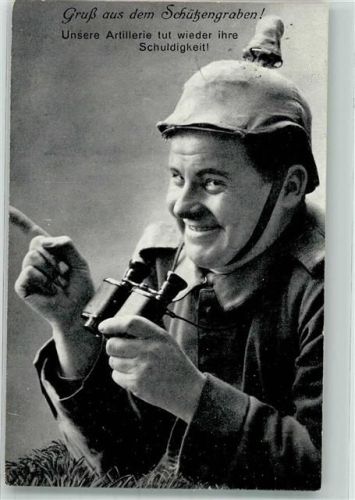 1916 Landser im Schützengraben mit Pickelhaube und Fernglas erfreut sich an der eigenen Artillerie Fotostudioaufnahme