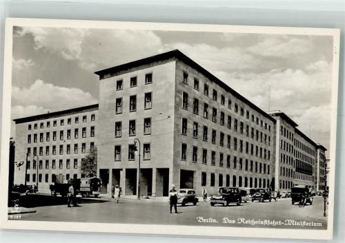 Berlin Mitte Schutzmann vor dem Reichsluftfahrt-Ministeriums Oldtimer Fotograf Klinke & Co.