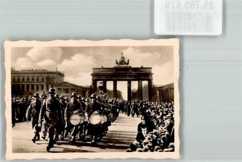 Berlin Mitte Aufzug von Wachsoldaten der Wehrmacht mit klingendem Spiel vor dem Brandenburger Tor