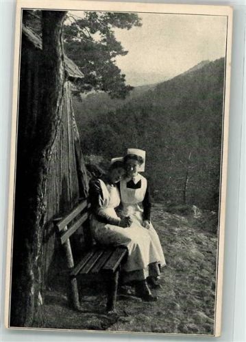 Zwei sich umarmende deutsche Rotkreuzschwestern Kriegsbilder WK I Postkarte aus Reclams Universum Frauen im Krieg