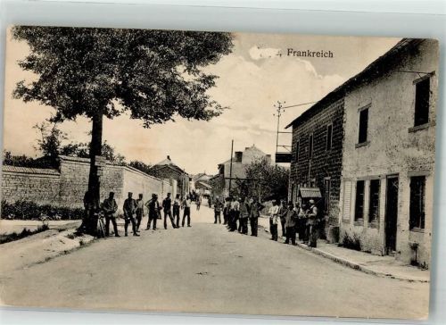 1916 Landser und Einheimische auf einer Dorfstraße in Frankreich Feldpost 23. Res.-Div.