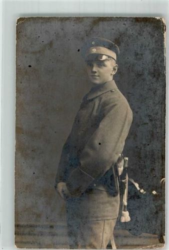 Junger deutscher Soldat in Uniform mit Schirmmütze und Portepee im Fotostudio Ort lt. Fotograf Adolf Richter