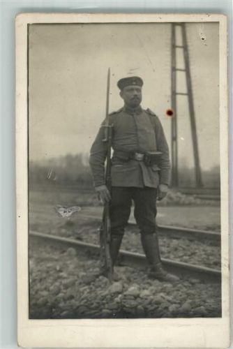Landser in Uniform mit Karabiner mit aufgepflanztem Bajonett bei der Sicherung von Bahnanlagen