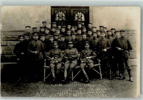 Gruppenbild von Offizieren in Uniform inmitten ihrer Einheit