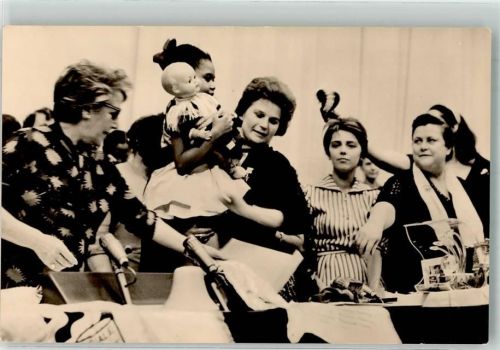 Moskau Weltkongreß der Frauen 1963 Kosmonautin Tereschkowa mit Tochter einer Vertreterin aus angola Puppen Politik