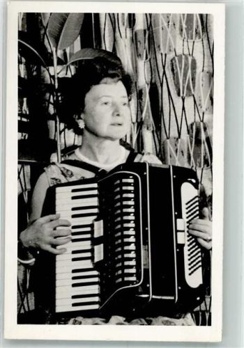 Frau spielt Akkordeon
