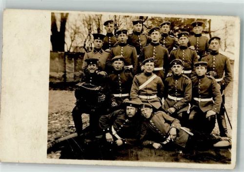 Ein Zug Landser in Uniform mit Akkordeon und Zigarette