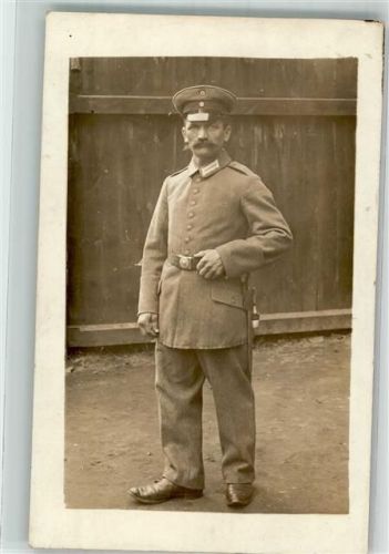 1915 Älterer Landser mit Schnurrbart in Uniform mit Schirmmütze und Portepee
