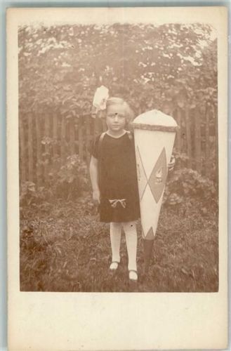1926 Mädchen mit großer Schultüte