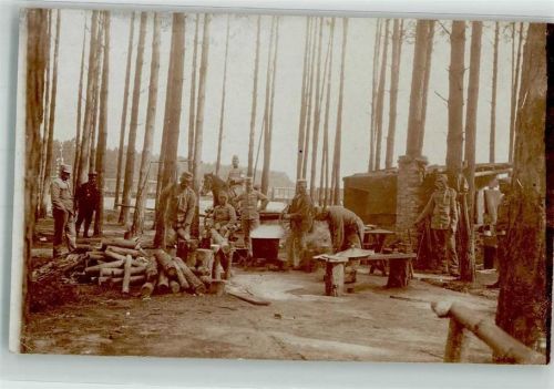 Landser beim Holzschlagen in einem Waldlager WK I