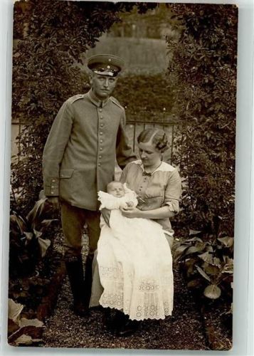 1915 Deutscher Unteroffizier in Uniform mit Frau und Baby