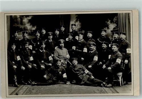 Deutsche Landser einer Sanitätskompanie in Uniform Fotostudioaufnahme WK I