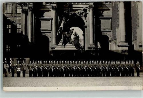 Berlin Mitte 1912 Vorbildliche Paradeaufstellung vor der Bronzeskulptur des Heiligen Georg im Eosanderhof des Hohenzollernschlosses