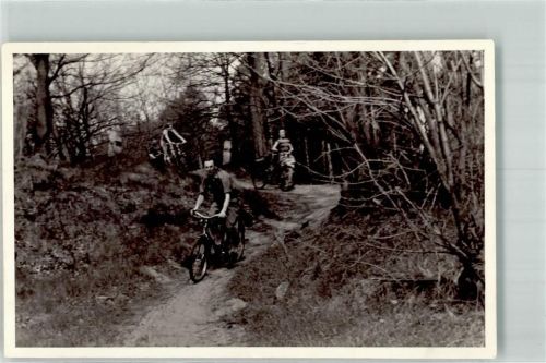 Radfahrer auf einem schmalen Waldpfad