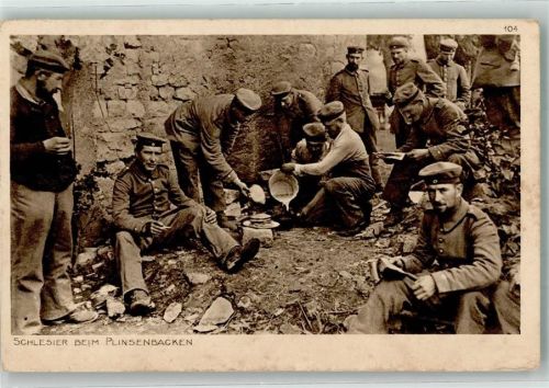 1917 Schlesische Landser in Uniform beim Plinsenbacken Ostpreußenhilfe 1915 Feldpost WK I Inf.-Leib-Regt.