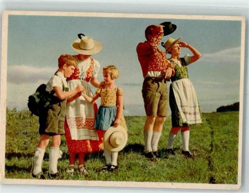 Junge Familie in farbenfroher Tracht Arktis Edel-Spitzengarn für Häkelarbeiten