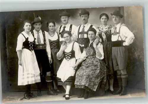Junge Männer und Frauen in Tracht im Fotostudio