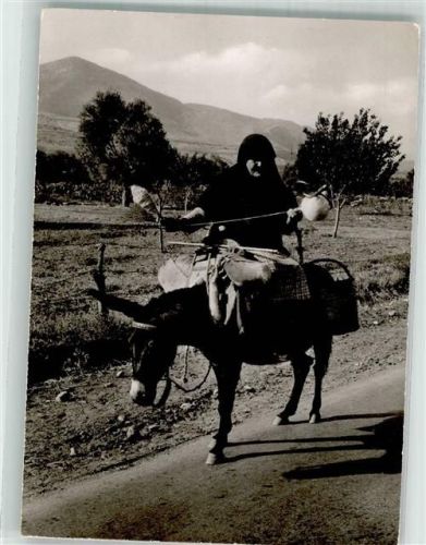 Greek Country Woman mit einer Spindel
