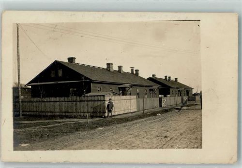 1917 Landser auf einer Dorfstraße mit Holzbaracken WK I