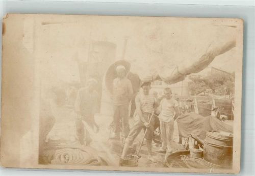 1916 Matrosen beim Deckwischen an Bord eines Torpedobootes der Kaiserlichen Marine