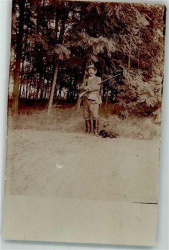 Jäger mit erlegtem Jagdtier Privatfoto AK
