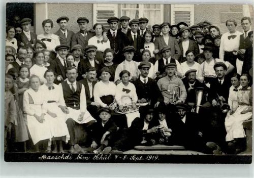 1919 Gruppenaufnahme von Männern Frauen und Kindern