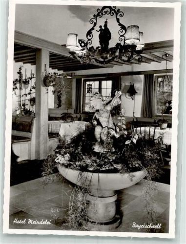 Bayrischzell Hotel Meindelei Kinderskulptur mit Blumenschale in der Gaststube Fotograf Margrit Heyer