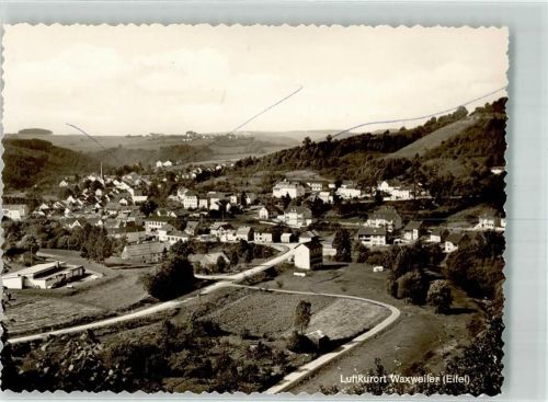 Waxweiler mit Turnhalle und Kirche Sankt Johannes der Täufer Foto Original aus Archiv eines Ansichtskartenverlags Striche auf Bildseite